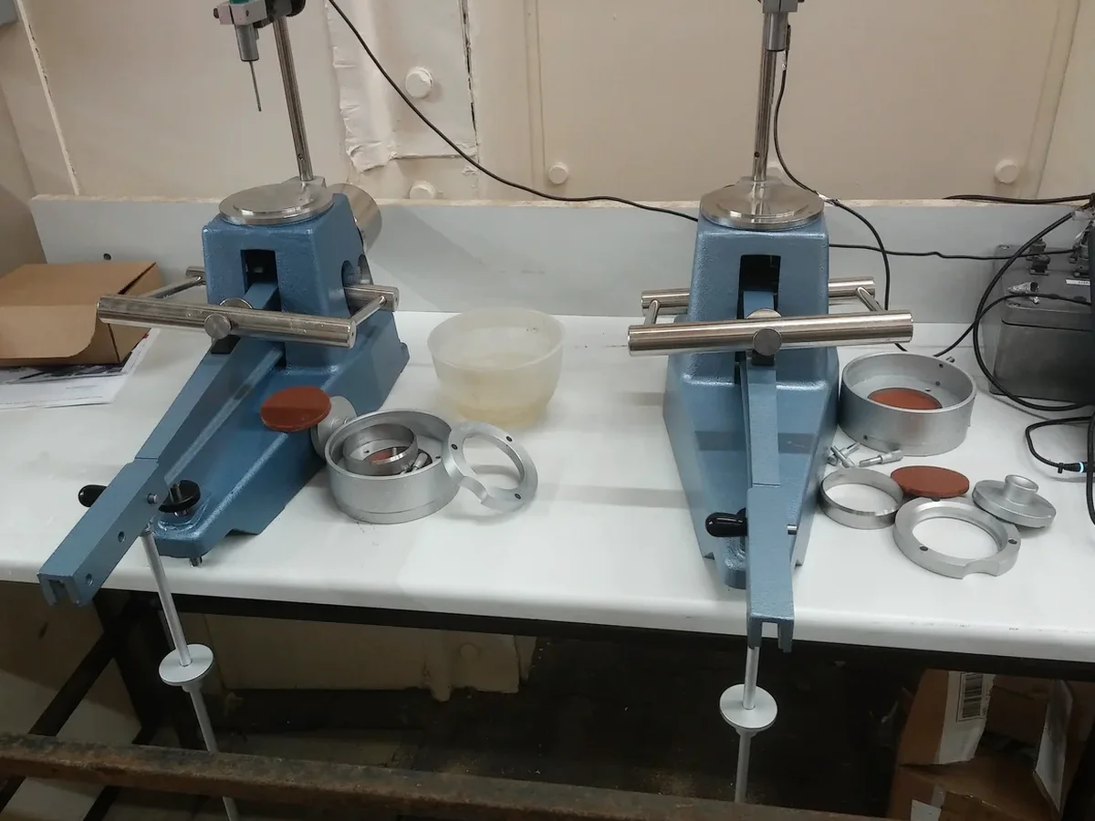Límites de Atterberg en Santiago: Ensayos de Plasticidad para Fundaciones Seguras